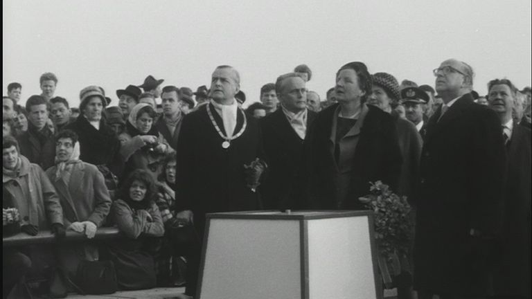Koningin Juliana opent op 15 maart 1961 de Merwedebrug.