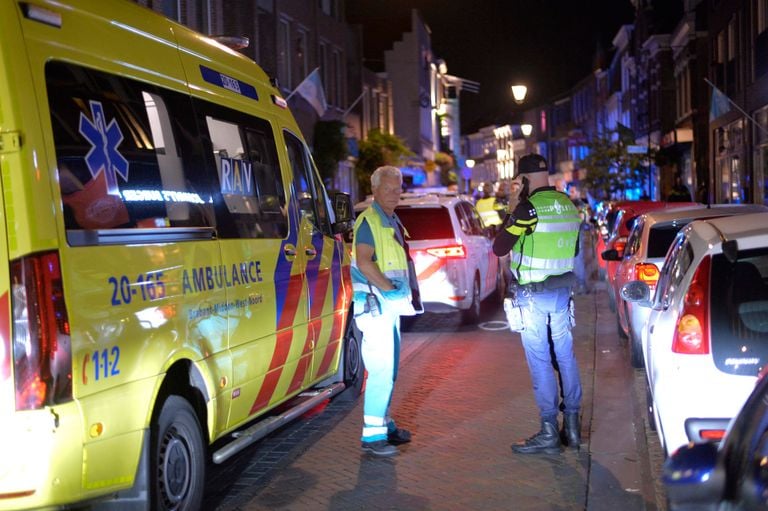 De neergestoken man is in een ambulance naar een ziekenhuis gebracht (foto: Perry Roovers/SQ Vision).