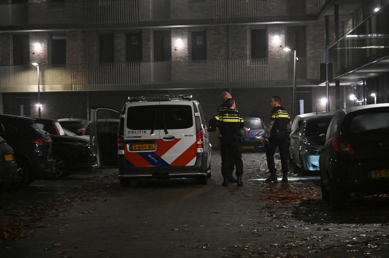De politie onderzoekt wat er gebeurd is in Breda (foto: Perry Roovers/SQ Vision).