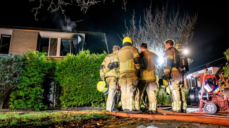 Bij de brand aan de Elsbeemd in Oosterhout kwam iemand om het leven (foto: Marcel van Dorst/Eye4Images).