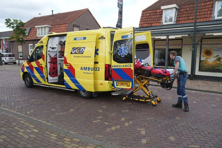 De wielrenner is na het ongeluk in Soerendonk naar een ziekenhuis gebracht (foto: WdG/SQ Vision).