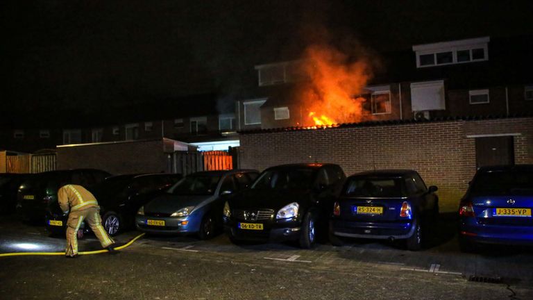 De schuurbrand woedde aan het Twentehof in Helmond (foto: Harrie Grijseels/SQ Vision).