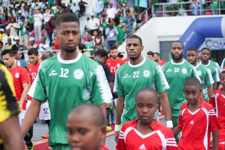 Said Bakari (nummer 22) loopt het veld tijdens een interland