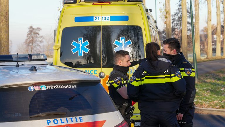 Na de aanrijding in Oss werden politie en brandweer gealarmeerd (foto: Gabor Heeres/SQ Vision).