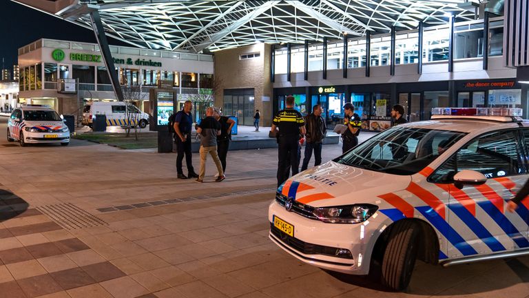 De politie bij station Tilburg (foto: Iwan van Dun/SQ Vision).