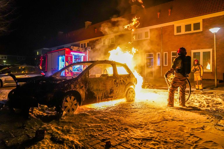 De auto aan het Arnaudinaplein in Eindhoven was lastig te blussen (foto: Dave Hendriks/SQ Vision).