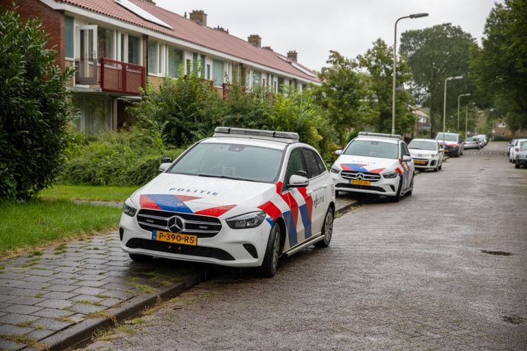 Politieauto's aan de Burgemeester Freijterslaan in Roosendaal (foto: Christian Traets/SQ Vision).