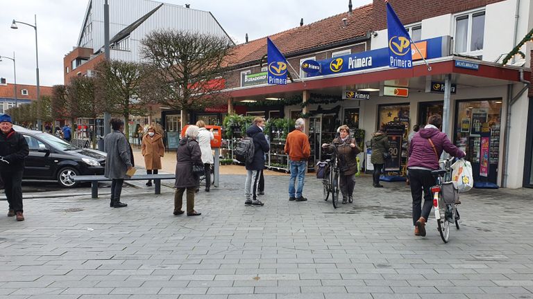 Voor de Primera in Best staat een lange rij. 