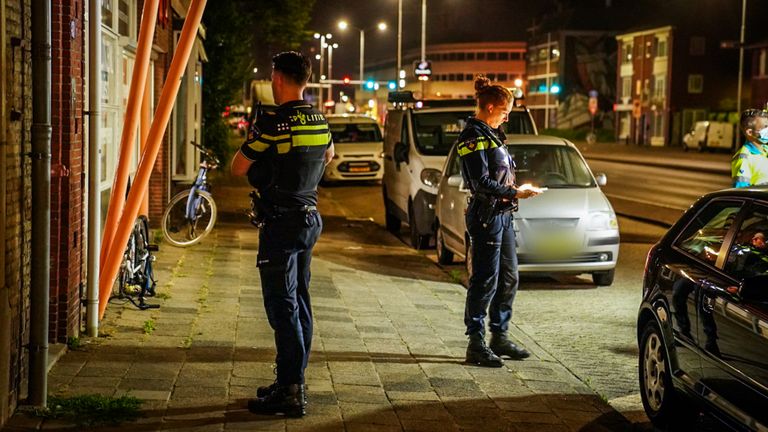 De politie bezig met het onderzoek na een van de steekincidenten (foto: Sem van Rijssel/SQ Vision Mediaprodukties).