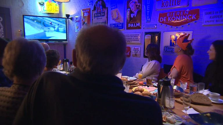 Vol spanning werden de verrichtingen van Niek van der Velden in de kroeg in Nispen bekeken. Foto: Zuidwest TV