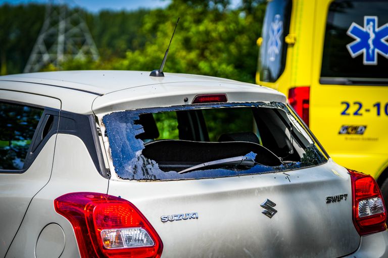 De achterruit van de auto verbrijzelde door de klap (foto: SQ Vision).