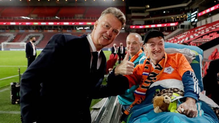 Louis van Gaal op de foto met Joop van der Laan (foto: Willem van der Veer). 