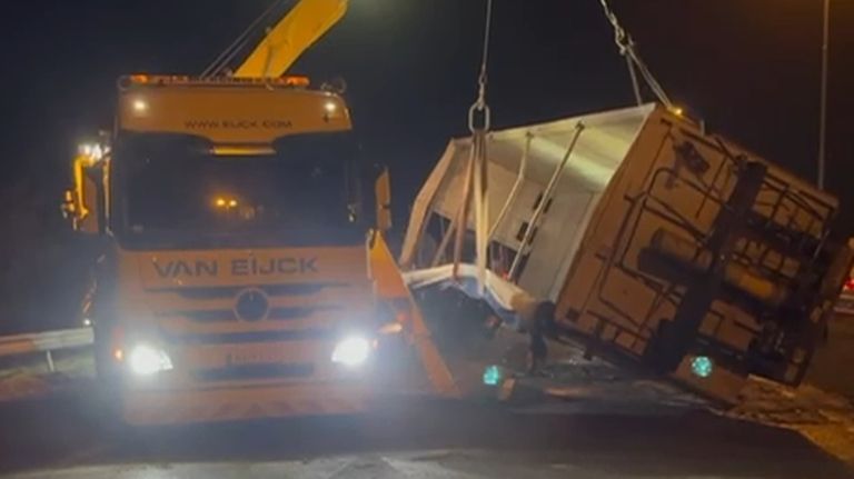 Trailer op A58 overeind getrokken (foto: RWS).