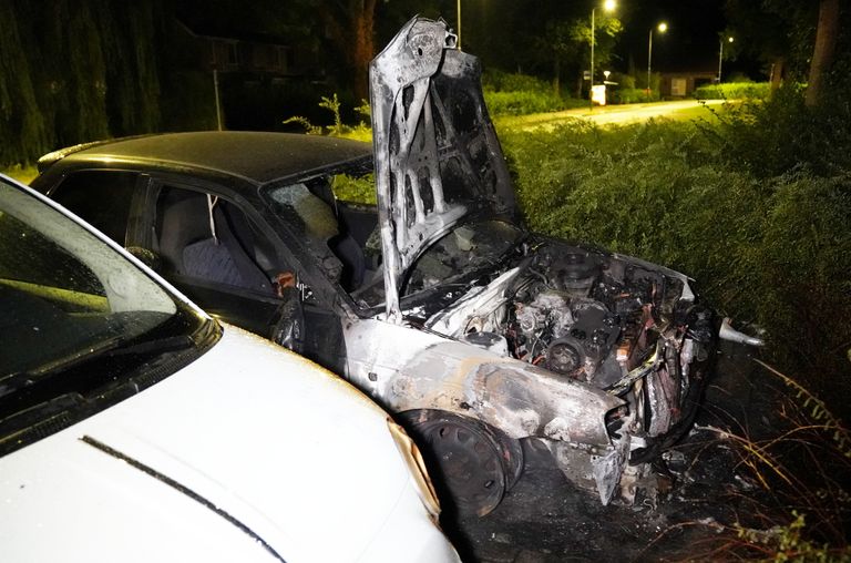 De auto werd door brand verwoest (foto: Bart Meesters).