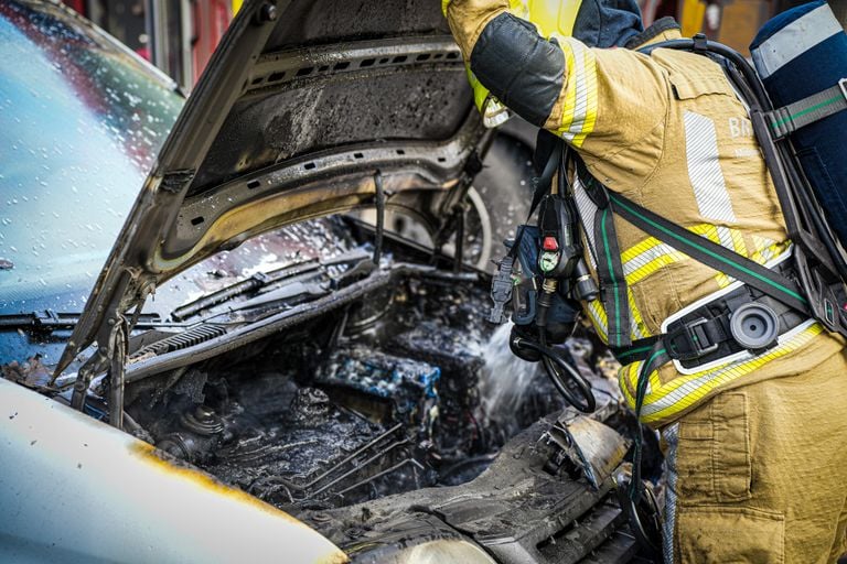 Auto in brand (foto: Erik Haverhals/SQ Vision).