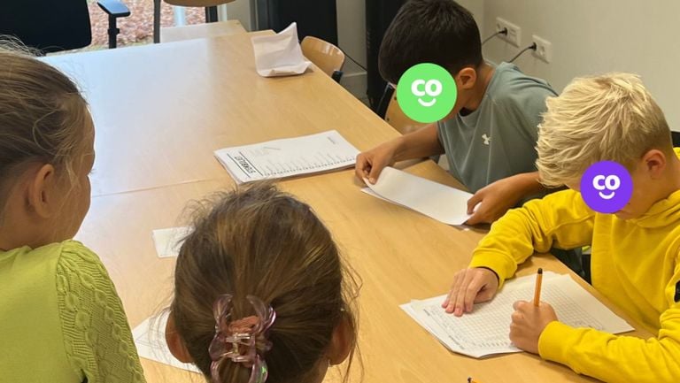 De stemmen werden geconcentreerd geteld (foto: Facebook Kindcentrum Nicolaas).