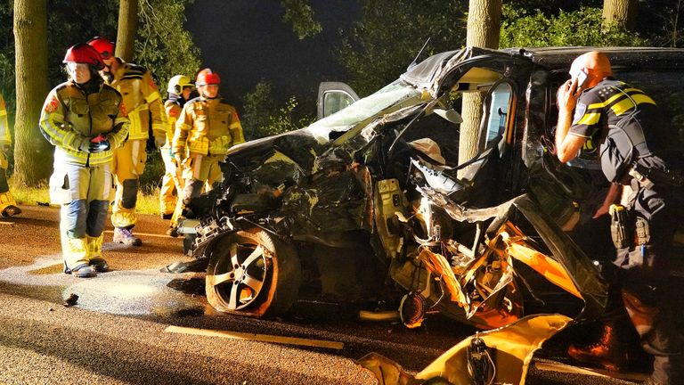 Politie en brandweer bekijken de situatie (foto: Jeroen Stuve/SQ Vision Mediaprodukties).