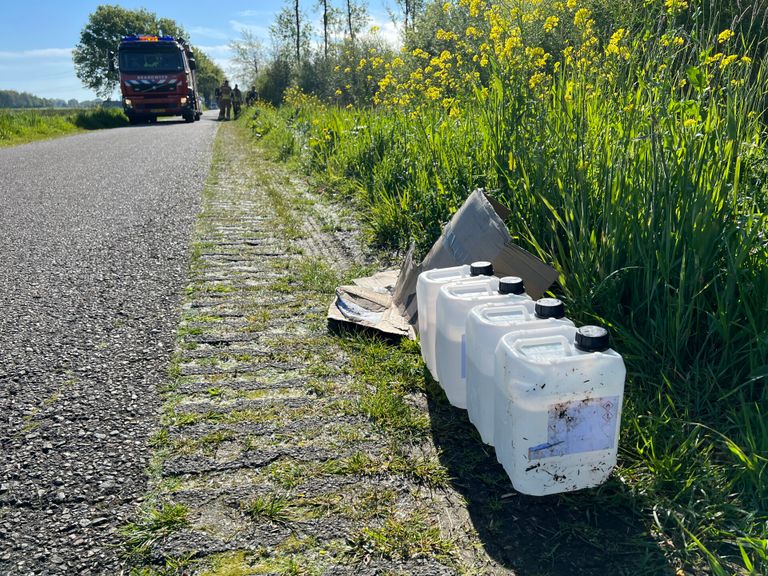 Langs de Elshoutweg in het buitengebied van Etten-Leur lagen de jerrycans over een lengte van een tot twee kilometer (foto: Perry Roovers/SQ Vision).