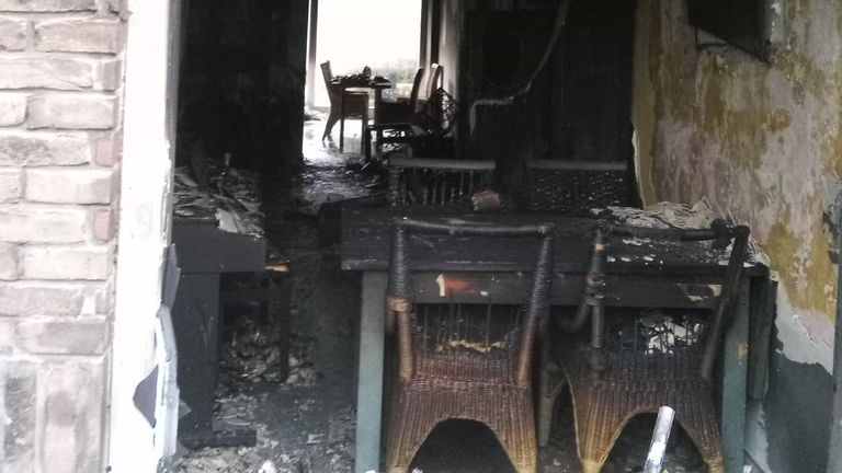 De woonkamer van Ramses Snoeij na zijn woningbrand (foto: Ramses Snoeij).