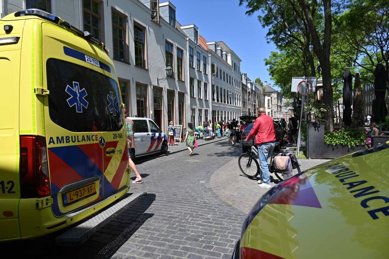 Het ongeluk met de motorrijder gebeurde op het Kasteelplein in Breda (foto: Tom van der Put/SQ Vision).