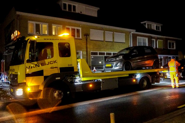 Een bergingsbedrijf nam beide auto's mee (foto: Jozef Bijnen/SQ Vision).