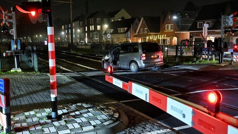 Auto midden op het spoor (Foto: Toby de Kort)