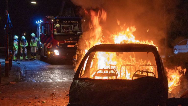 Vier autobranden in onrustig Veen (foto: Jurgen Versteeg/SQ Vision).