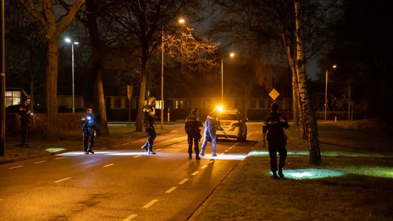 Agenten op zoek naar sporen (foto: Christian Traets/SQ Vision Mediaprodukties).