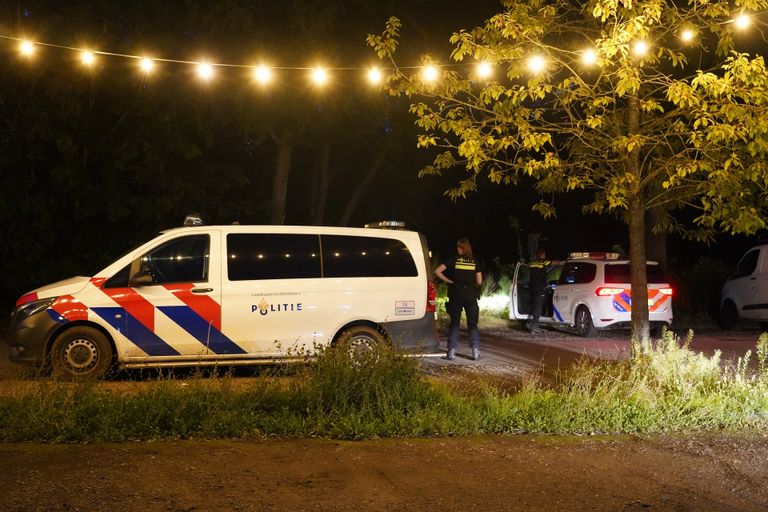 De politie zocht met meerdere eenheden naar de man (foto: Jeroen Stuve/SQ Vision).