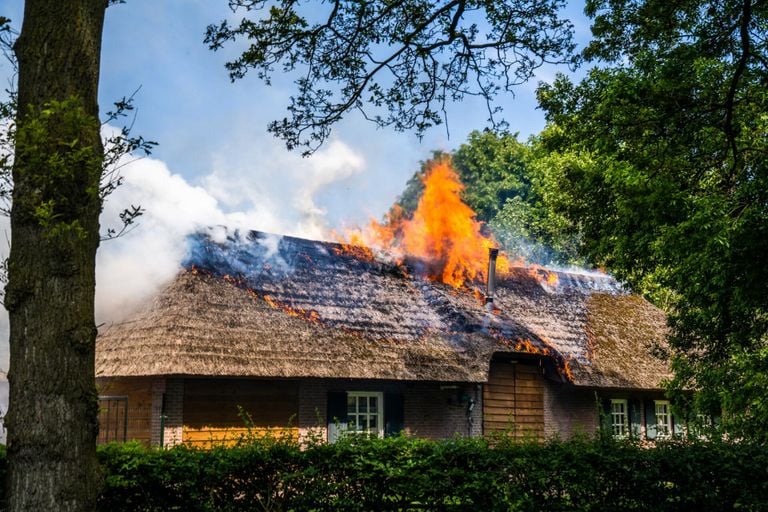 De brand trof een bovenverdieping (foto: Dave Hendriks/SQ Vision).