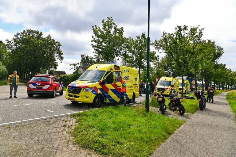 Diverse hulpdiensten werden opgeroepen na het motorongeluk in Heeze (foto: Rico Vogels/SQ Vision).