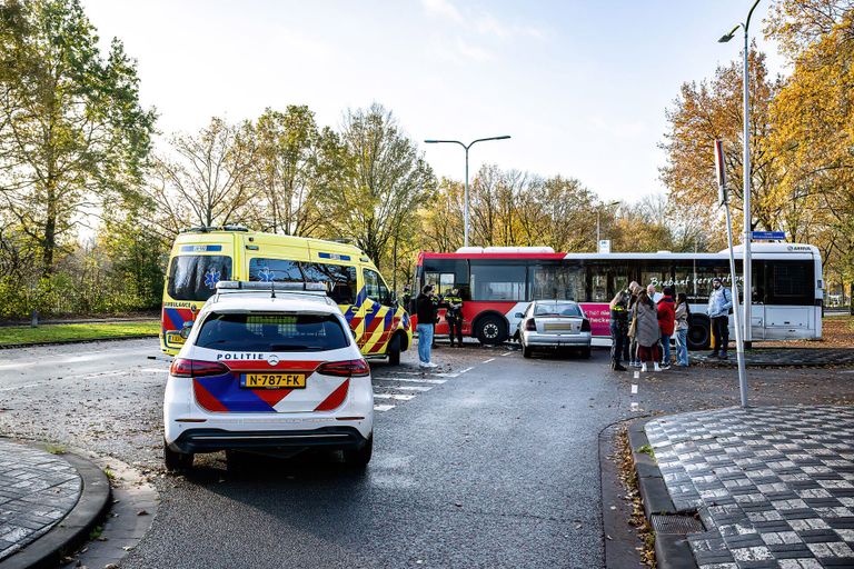 De bestuurder van de stadsbus zou de automobilist over het hoofd hebben gezien (foto: Jack Brekelmans/SQ Vision).