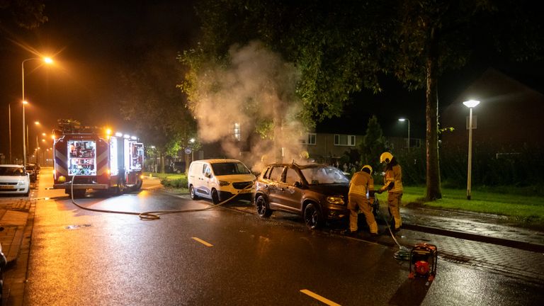 De brandweer had de autobrand in Roosendaal snel onder controle (foto: Christian Traets/SQ Vision).