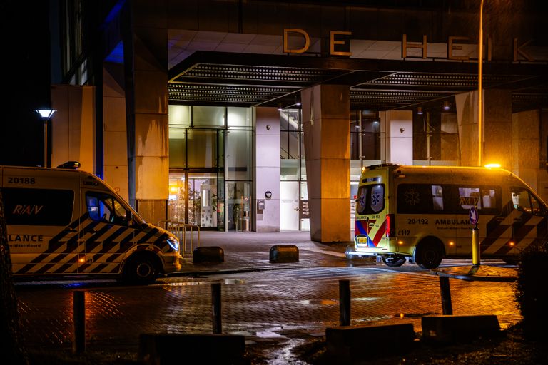 Twee ambulances kwamen vanwege de brand naar het Tilburgse woonzorgcentrum (foto: Jack Brekelmans/SQ Vision).