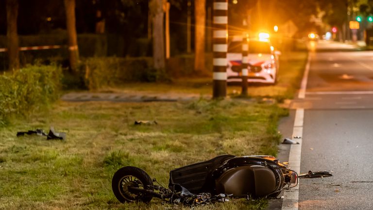 De politie sloot na het ongeluk de kruising af (foto: Jack Brekelmans/SQ Vision).