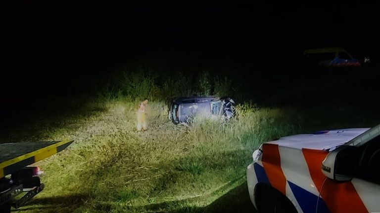 De auto crashte op de Overdiepsekade in Waspik (foto: Facebook politie Waalwijk).