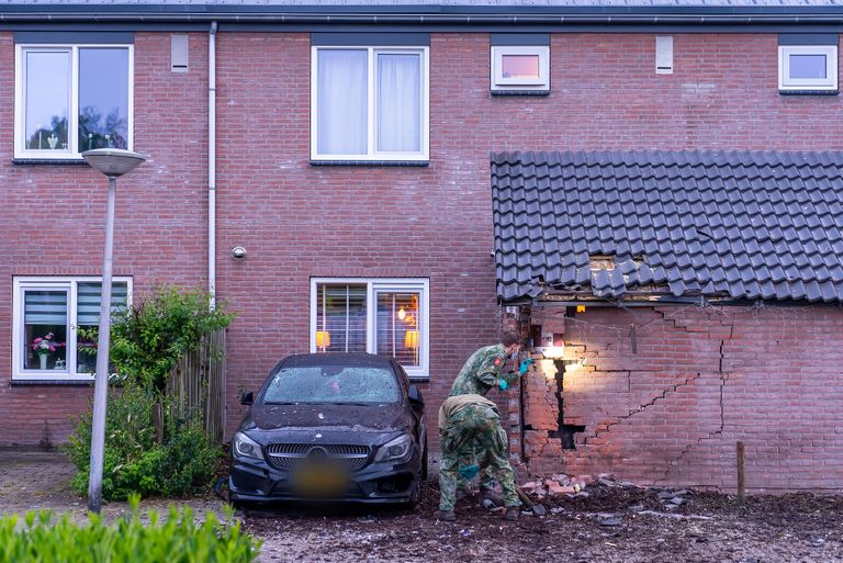 De schade aan de berging voor het huis in Sprang-Capelle is enorm (foto: Iwan van Dun/SQ Vision).