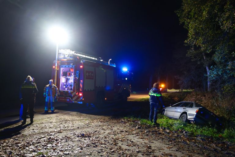 De hulpdiensten bij de auto in de greppel (foto: Sander van Gils/SQ Vision).