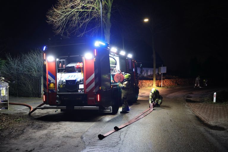 De brandweer bluste het bijgebouw in Sint-Michielsgestel (foto: Sander van Gils/SQ Vision).