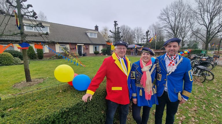 Eric van CV de Spurriezeiers (rechts) voor een van de versierde tuinen (foto: Collin Beijk).