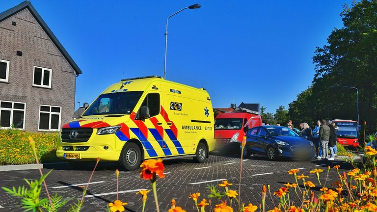 Een van de betrokkenen werd na de aanrijding in Valkenswaard nagekeken door ambulancepersoneel (foto: Rico Vogels/SQ Vision).