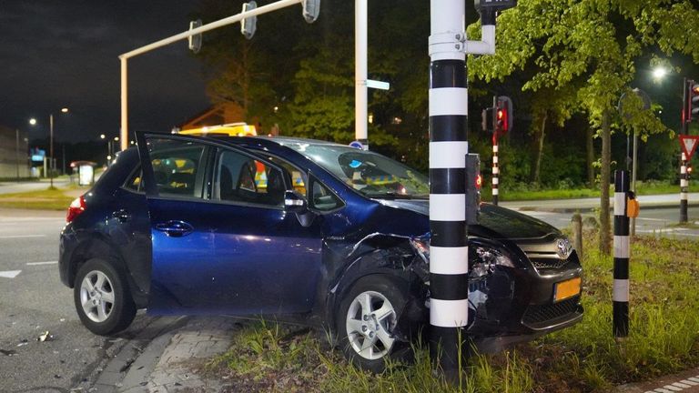 De achtervolgde auto kwam tegen een paal naast de weg tot stilstand (foto: Bart Meesters).