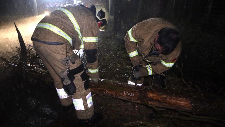 De brandweer kon aan de slag op de Esscheweg in Boxtel (foto: Sander van Gils / SQ Vision).