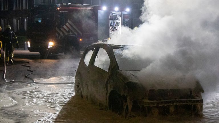 De auto in Veen brandde volledig uit (foto: SQ Vision).