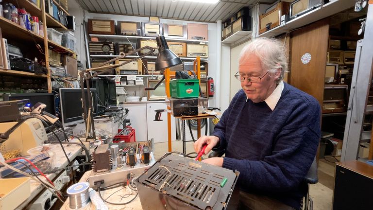 Anton sleutelt nog dagelijks in zijn werkplaats aan oude radio’s en tv’s (foto: Megan Hanegraaf).