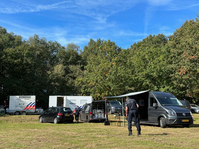 De politie doet onderzoek rond De Margriet in Helvoirt en een vijver (foto: Bart Meesters).