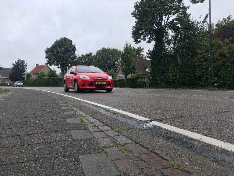 Wegdekreflectoren helpen bestuurders van het fietspad weg te blijven.