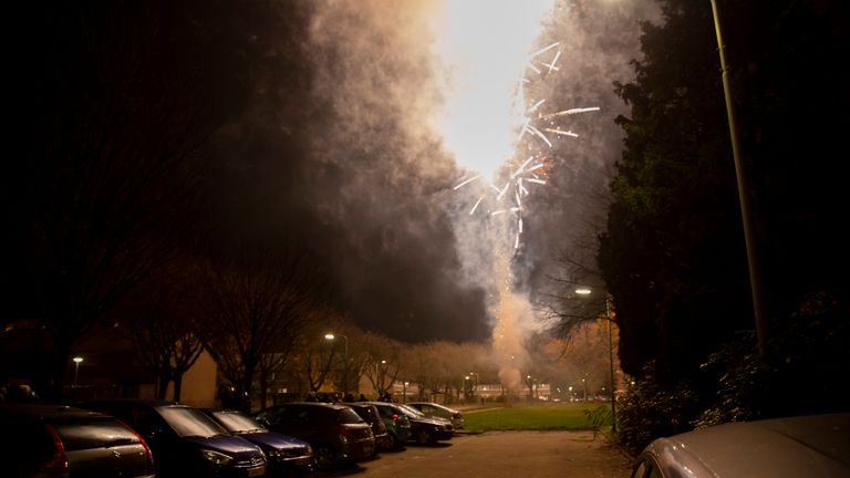 Jongeren staken in Roosendaal vuurwerk af met brandbaar spul (foto: Christian Traets/SQ Vision).