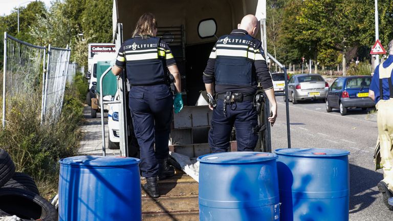 De politie doet onderzoek bij de trailer in de Quinten Matsyslaan in Eindhoven (foto: Dave Hendriks/SQ Vision).