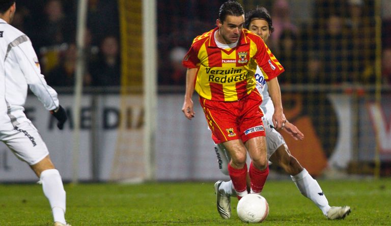 Marc Overmars stak na vier jaar Go Ahead Eagles een handje toe.